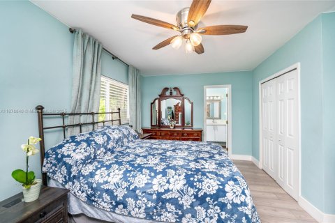 House in Miami, Florida 4 bedrooms, 146.23 sq.m. № 1927669 - photo 9