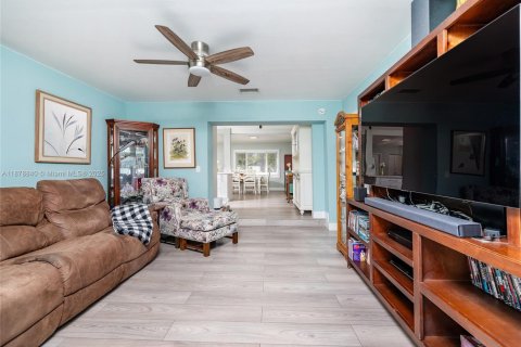 House in Miami, Florida 4 bedrooms, 146.23 sq.m. № 1927669 - photo 20