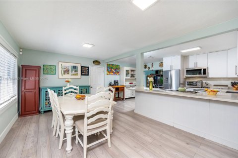 House in Miami, Florida 4 bedrooms, 146.23 sq.m. № 1927669 - photo 5