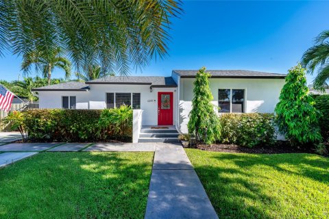 House in Miami, Florida 4 bedrooms, 146.23 sq.m. № 1927669 - photo 1