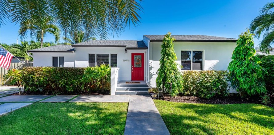 House in Miami, Florida 4 bedrooms, 146.23 sq.m. № 1927669