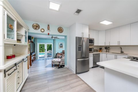 House in Miami, Florida 4 bedrooms, 146.23 sq.m. № 1927669 - photo 23