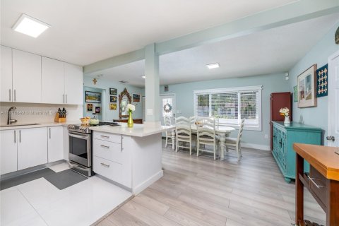 House in Miami, Florida 4 bedrooms, 146.23 sq.m. № 1927669 - photo 3