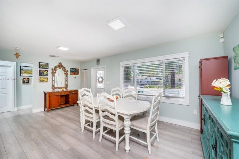 House in Miami, Florida 4 bedrooms, 146.23 sq.m. № 1927669 - photo 22