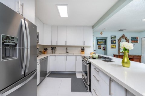 House in Miami, Florida 4 bedrooms, 146.23 sq.m. № 1927669 - photo 6