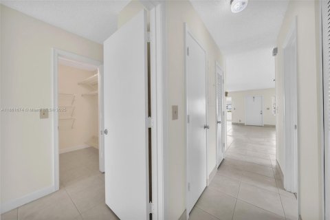 House in West Palm Beach, Florida 2 bedrooms, 125.05 sq.m. № 1891180 - photo 21