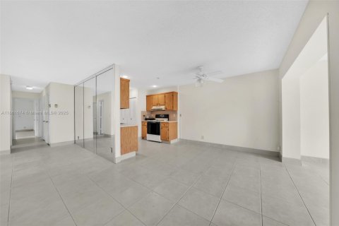House in West Palm Beach, Florida 2 bedrooms, 125.05 sq.m. № 1891180 - photo 8