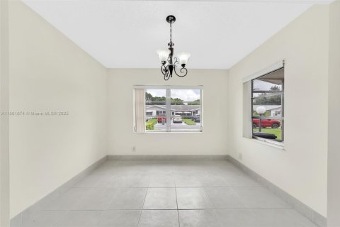 House in West Palm Beach, Florida 2 bedrooms, 125.05 sq.m. № 1891180 - photo 14