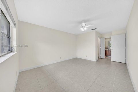 House in West Palm Beach, Florida 2 bedrooms, 125.05 sq.m. № 1891180 - photo 25