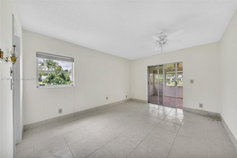 House in West Palm Beach, Florida 2 bedrooms, 125.05 sq.m. № 1891180 - photo 28