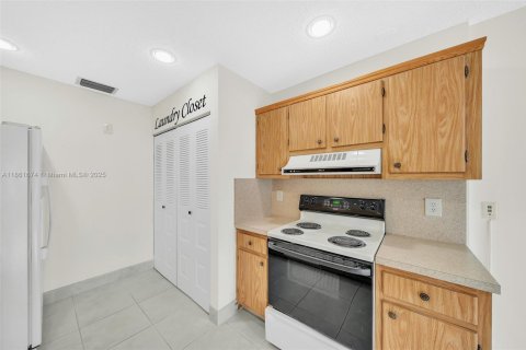 House in West Palm Beach, Florida 2 bedrooms, 125.05 sq.m. № 1891180 - photo 12