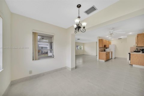 House in West Palm Beach, Florida 2 bedrooms, 125.05 sq.m. № 1891180 - photo 15