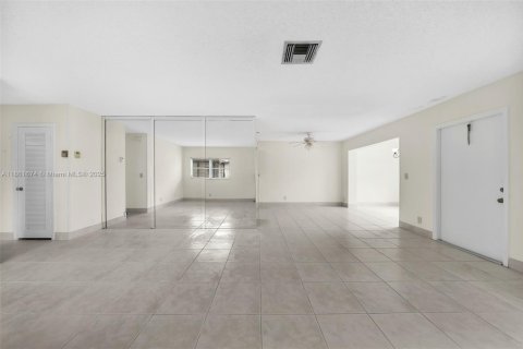 House in West Palm Beach, Florida 2 bedrooms, 125.05 sq.m. № 1891180 - photo 17