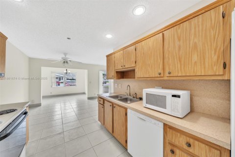 House in West Palm Beach, Florida 2 bedrooms, 125.05 sq.m. № 1891180 - photo 13