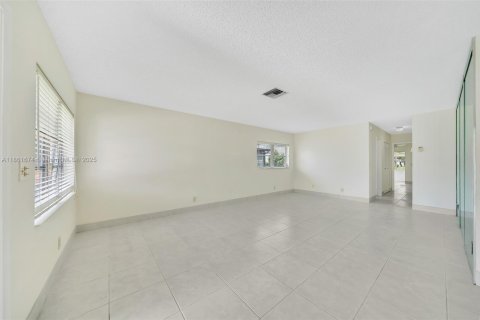 House in West Palm Beach, Florida 2 bedrooms, 125.05 sq.m. № 1891180 - photo 16