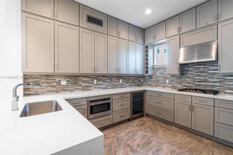 Casa en alquiler en Fort Lauderdale, Florida, 3 dormitorios, 226.31 m2 № 2025676 - foto 4