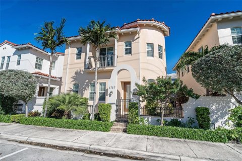 Casa en alquiler en Fort Lauderdale, Florida, 3 dormitorios, 226.31 m2 № 2025676 - foto 2