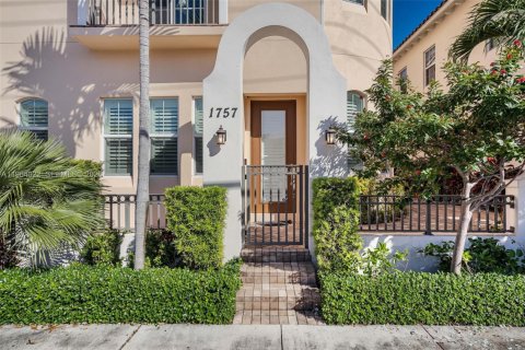 Casa en alquiler en Fort Lauderdale, Florida, 3 dormitorios, 226.31 m2 № 2025676 - foto 3