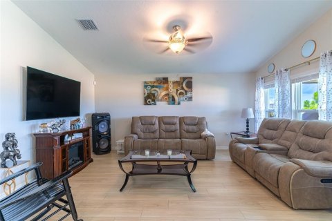 Casa en venta en Haines City, Florida, 4 dormitorios, 187.66 m2 № 2156789 - foto 2