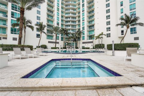 Condo in Miami, Florida, 2 bedrooms  № 2249429 - photo 13