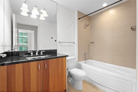 Condo in Miami, Florida, 2 bedrooms  № 2249429 - photo 10