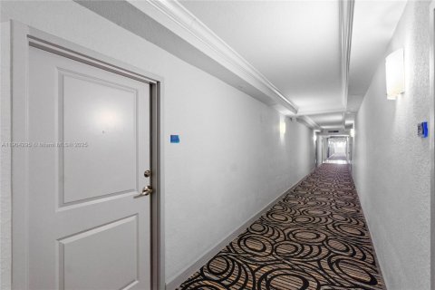 Condo in Miami Beach, Florida, 1 bedroom  № 1954888 - photo 25