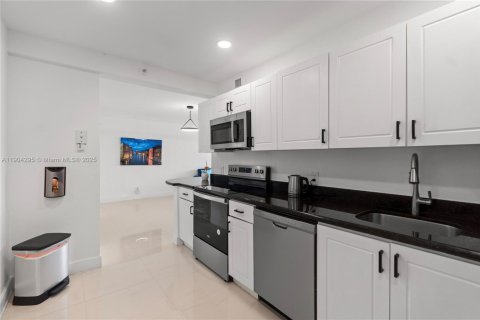 Condo in Miami Beach, Florida, 1 bedroom  № 1954888 - photo 4