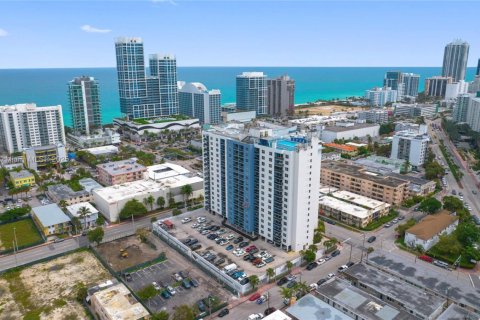 Condo in Miami Beach, Florida, 1 bedroom  № 1954888 - photo 2