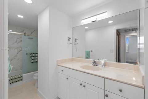 Condo in Miami Beach, Florida, 1 bedroom  № 1954888 - photo 18