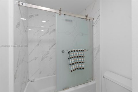 Condo in Miami Beach, Florida, 1 bedroom  № 1954888 - photo 19