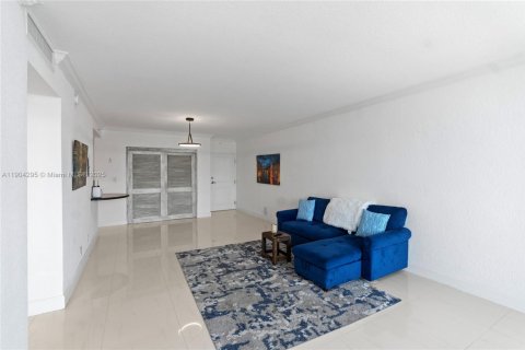Condo in Miami Beach, Florida, 1 bedroom  № 1954888 - photo 11
