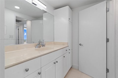 Condo in Miami Beach, Florida, 1 bedroom  № 1954888 - photo 20