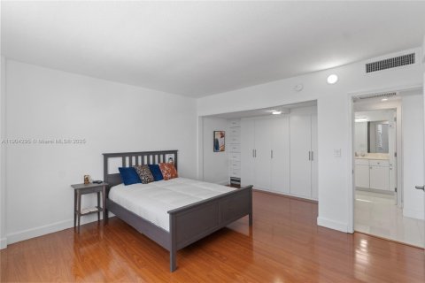 Condo in Miami Beach, Florida, 1 bedroom  № 1954888 - photo 15