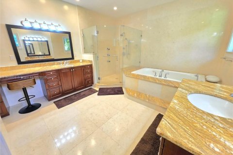 House in Pinecrest, Florida 4 bedrooms, 377.55 sq.m. № 1820012 - photo 23