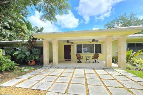 House in Pinecrest, Florida 4 bedrooms, 377.55 sq.m. № 1820012 - photo 3