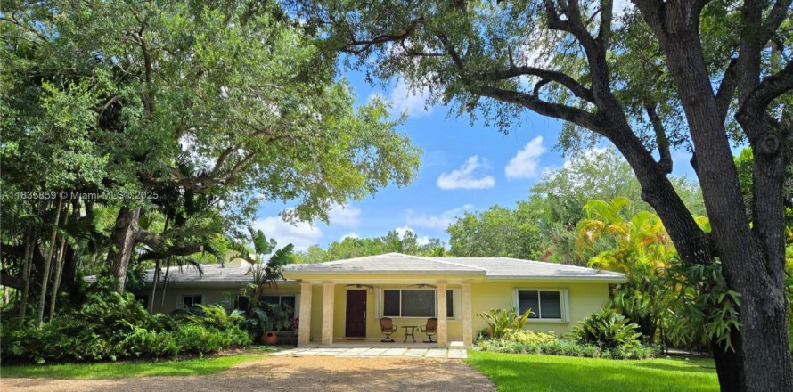 House in Pinecrest, Florida 4 bedrooms, 377.55 sq.m. № 1820012