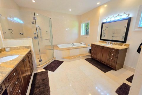 House in Pinecrest, Florida 4 bedrooms, 377.55 sq.m. № 1820012 - photo 22