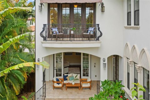 Casa en venta en Tampa, Florida, 5 dormitorios, 422.33 m2 № 1639693 - foto 3
