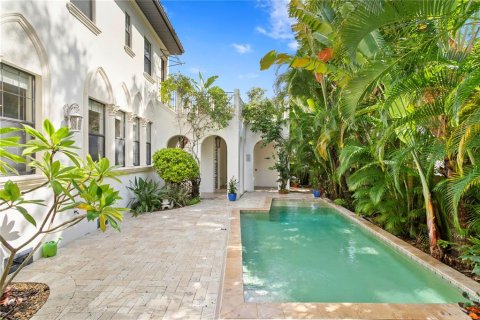 Casa en venta en Tampa, Florida, 5 dormitorios, 422.33 m2 № 1639693 - foto 2