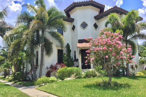 Casa en venta en Tampa, Florida, 5 dormitorios, 422.33 m2 № 1639693 - foto 1
