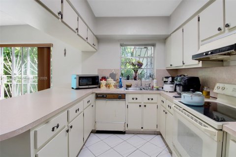 House in Coral Gables, Florida 3 bedrooms, 149.94 sq.m. № 1952728 - photo 17