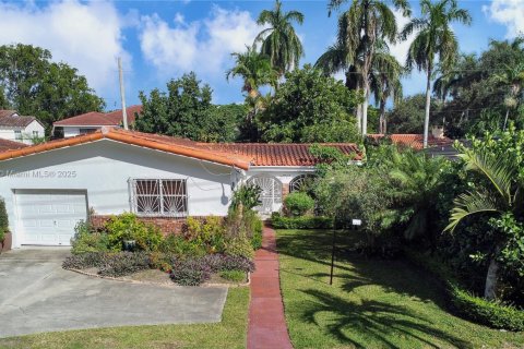 House in Coral Gables, Florida 3 bedrooms, 149.94 sq.m. № 1952728 - photo 1
