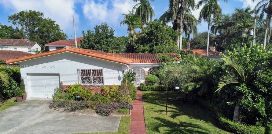 House in Coral Gables, Florida 3 bedrooms, 149.94 sq.m. № 1952728