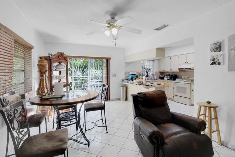 House in Coral Gables, Florida 3 bedrooms, 149.94 sq.m. № 1952728 - photo 20