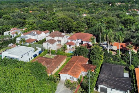 House in Coral Gables, Florida 3 bedrooms, 149.94 sq.m. № 1952728 - photo 7