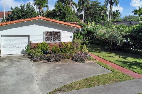 House in Coral Gables, Florida 3 bedrooms, 149.94 sq.m. № 1952728 - photo 2