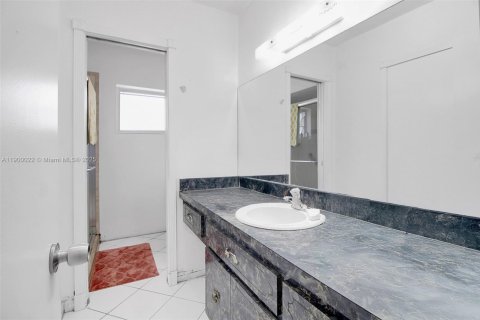 House in Coral Gables, Florida 3 bedrooms, 149.94 sq.m. № 1952728 - photo 30