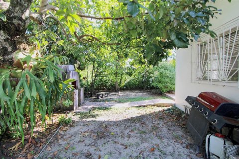 House in Coral Gables, Florida 3 bedrooms, 149.94 sq.m. № 1952728 - photo 13