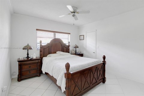 House in Coral Gables, Florida 3 bedrooms, 149.94 sq.m. № 1952728 - photo 24