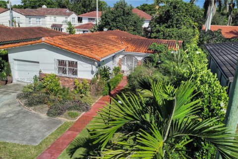 House in Coral Gables, Florida 3 bedrooms, 149.94 sq.m. № 1952728 - photo 4